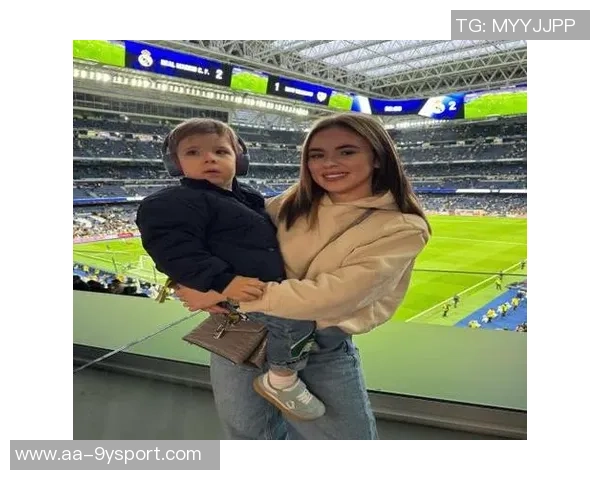 国米与拿波里激战正酣里奇女友现场直击卡里乌斯妻子线上精彩主持