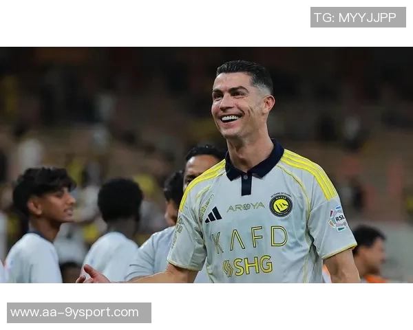 C罗单刀挑射被扑裁判判越位引发争议球迷热议比赛判罚