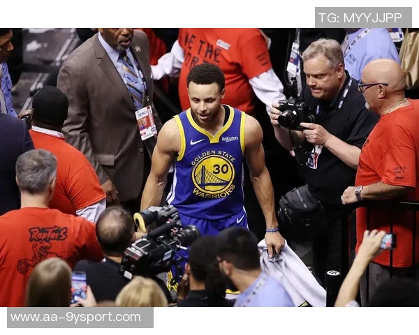 库里第三节表现出色但下场后勇士陷入得分荒球队失去节奏